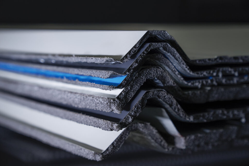 Aercomfort pre-insulated sheet cross-section showing Galvalume AZ150 steel and insulation core.